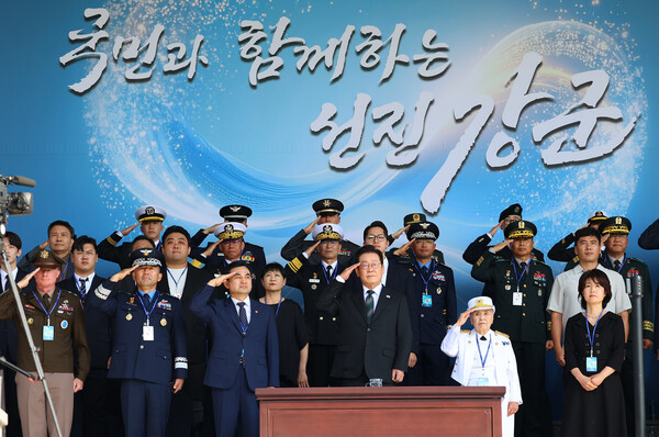 이재명 대통령이 1일 충남 계룡대 대연병장에서 열린 건군 77주년 국군의 날 기념행사에서 거수경례하고 있다. [사진=연합뉴스]