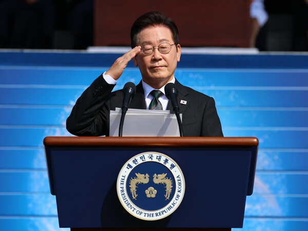 이재명 대통령이 1일 충남 계룡대 대연병장에서 열린 건군 77주년 국군의 날 기념행사에서 거수경례를 하고 있다. [사진=연합뉴스]