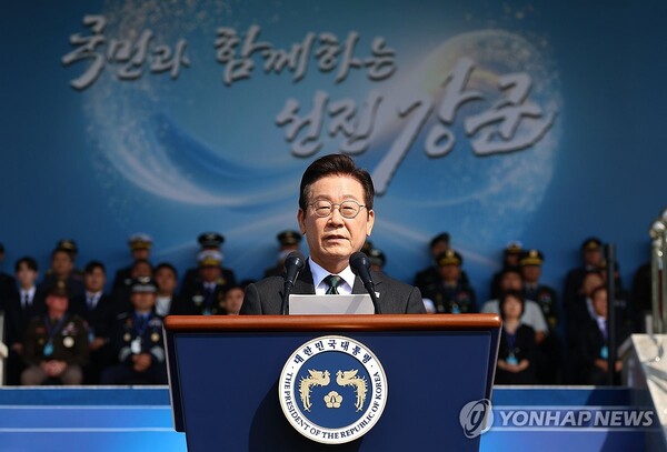 이재명 대통령이 1일 충남 계룡대 대연병장에서 열린 건군 77주년 국군의 날 행사에서 기념사를 하고 있다 [사진=연합뉴스]