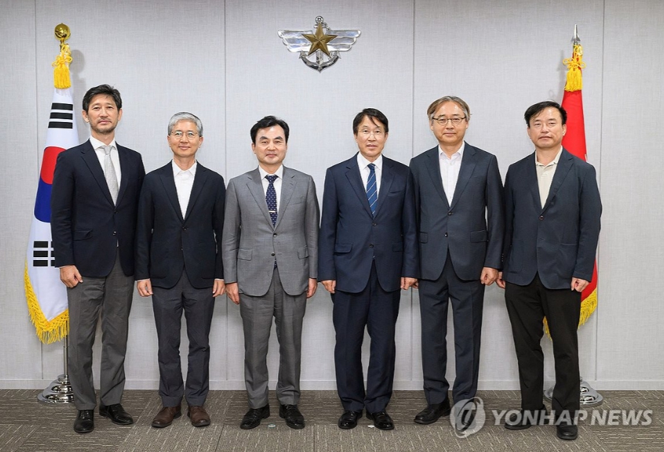 안규백 국방부 장관(왼쪽 두 번째)이 9월30일 출범한 '내란극복·미래국방 설계를 위한 민관군 합동 특별자문위원회' 첫 회의에서 홍현익 위원장 등 관계자들과 용산 국방부 청산에서 기념 촬영하고 있다. [사진=연합뉴스]