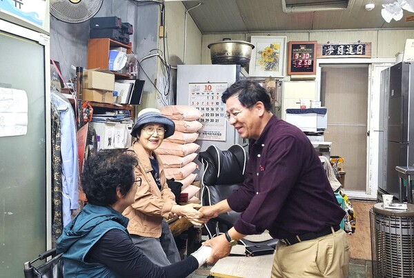 민족 최대의 명절 추석을 앞두고 국민의힘 이상휘 국회의원이 30일 포항시 남구에 위치한 지역 주요 전통시장과 상가를 방문하고 있다. / 사진=이상휘의원실