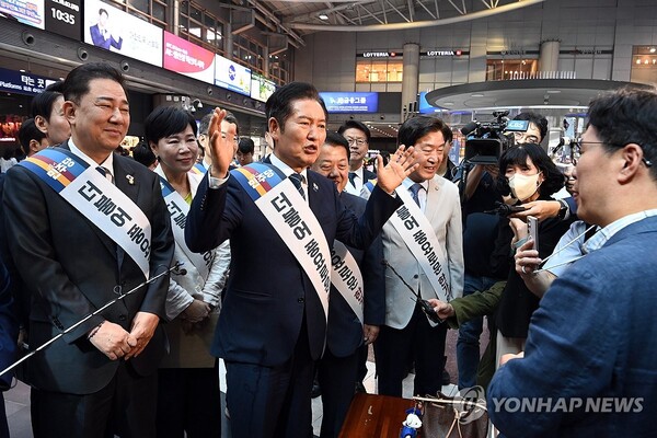 더불어민주당 정청래 대표와 김병기 원내대표를 비롯한 의원들이 추석연휴를 앞둔 2일 서울 용산역에서 귀성객들에게 인사하고 있다. [사진=연합뉴스]
