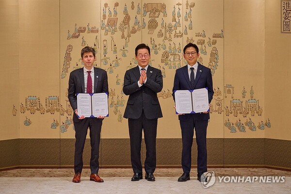 이재명 대통령이 1일 용산 대통령실에서 우리나라 AI 대전환 및 AI 생태계 조성 가속화를 위한 과학기술정보통신부와 오픈AI 간 MOU 체결 후 기념촬영을 하고 있다. 왼쪽부터 샘 올트먼 오픈AI CEO, 이재명 대통령, 배경훈 과기부 장관 [사진=연합뉴스]