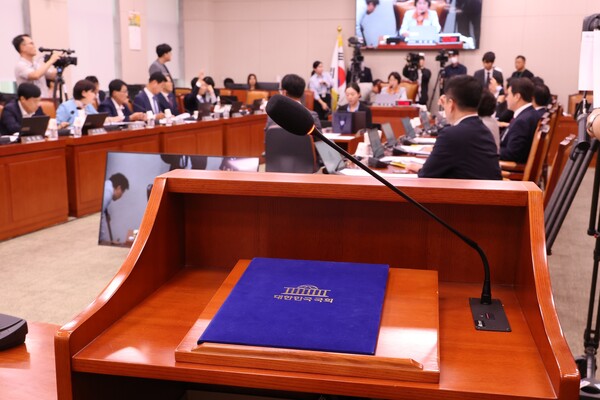 30일 국회 법제사법위원회에서 조희대 대법원장 주요 증인들이 불출석한 가운데 '조희대 대법원장 대선 개입 의혹 청문회'가 열리고 있다. [사진=연합뉴스]