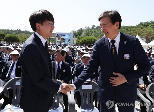 조국혁신당 조국 위원장과 개혁신당 이준석 대표가 제44주년 5·18민주화운동 기념식에 참석해 악수하고 있다 [사진=연합뉴스]