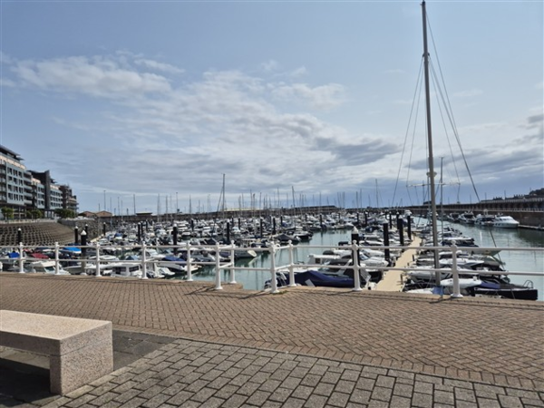 저지섬의 해안가 항구