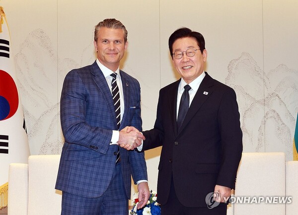 이재명 대통령이 4일 용산 대통령실에서 피트 헤그세스 미 국방부(전쟁부) 장관과 면담 전 악수하고 있다 [사진=연합뉴스]