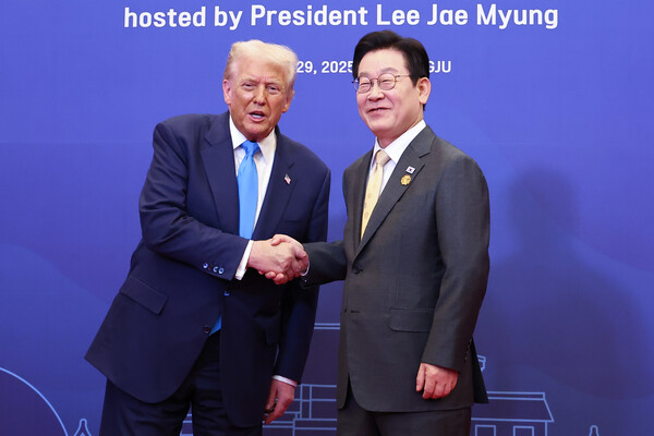 이재명 대통령이 지난 달 29일 경북 경주 힐튼호텔 그랜드볼룸에서 열린 대통령 주최 정상 특별만찬에 앞서 도널드 트럼프 미국 대통령을 영접하고 있다. [사진=연합뉴스]