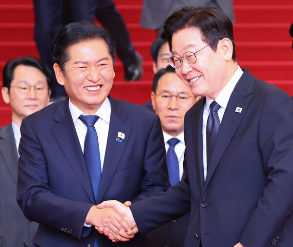  이재명 대통령이 4일 2026년도 정부 예산안 시정연설을 마친 뒤 국회를 나서며 더불어민주당 정청래 대표와 인사하고 있다. [사진=연합뉴스]