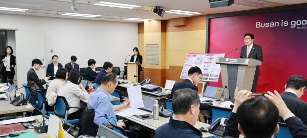 박형준 시장이 5일 오후 시청 기자회견장에서 분산에너지 특화지역 지정을 발표하고 있다.[사진=정하룡 기자]