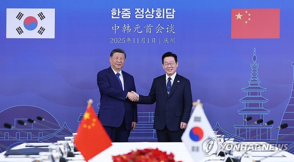 이재명 대통령과 시진핑 중국 국가주석이 1일 경북 국립경주박물관에서 한중 정상회담에 앞서 기념 촬영을 하고 있다. [사진=연합뉴스]