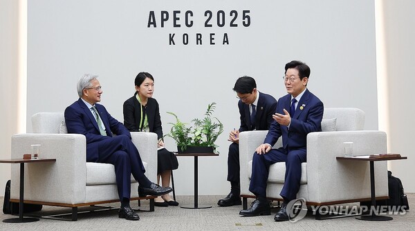 이재명 대통령이 31일 APEC 정상회의장인 경주화백컨벤션센터에서 젠슨 황 엔비디아 최고경영자를 접견하고 있다. [사진=연합뉴스]
