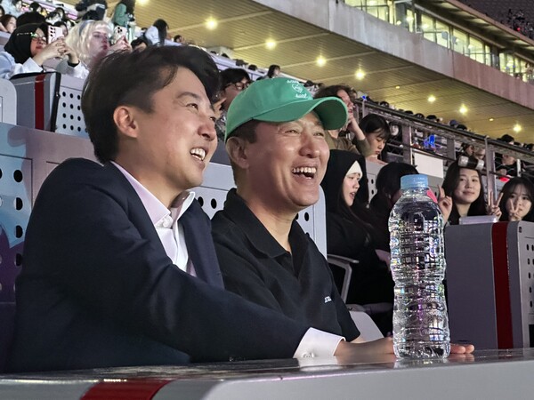 지난 4월 40일 당시 개혁신당 이준석 대선 후보(왼쪽)가 서울월드컵경기장에서 오세훈 서울시장과 서울스프링페스타 원더쇼 개막식을 관람하고 있다. [사진=이준석 캠프 제공. 재판매 및 DB 금지]