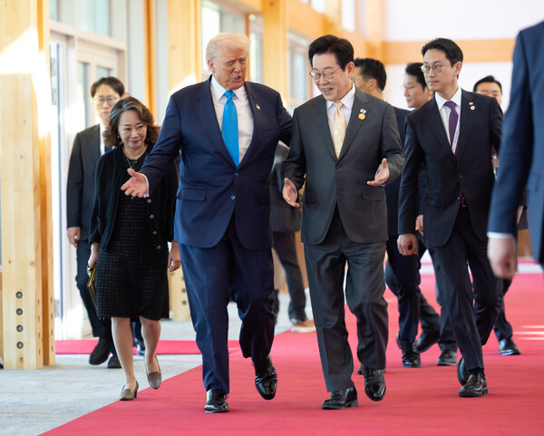 이재명 대통령과 도널드 트럼프 미국 대통령이 29일 경북 경주박물관에서 정상회담장으로 이동하며 대화하고 있다. [사진=연합뉴스/대통령실 제공]