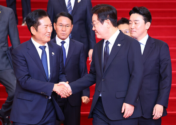 이재명 대통령이 4일 2026년도 정부 예산안 시정연설을 마친 뒤 국회를 나서며 더불어민주당 정청래 대표와 인사하고 있다. [사진=연합뉴스]
