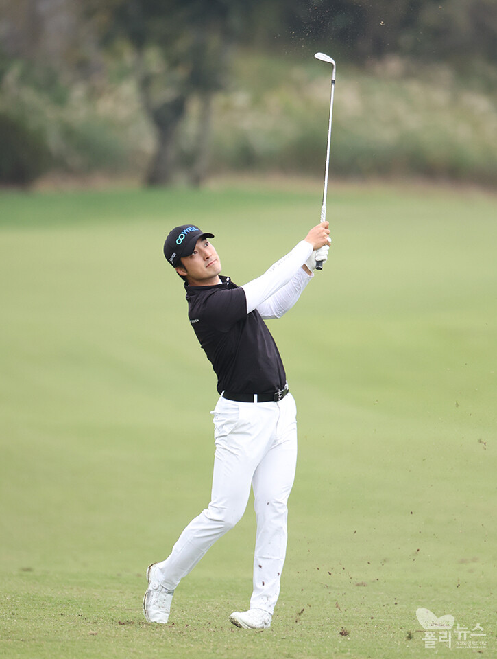 임예택이 8번 홀에서 서드샷을 치고 있다.