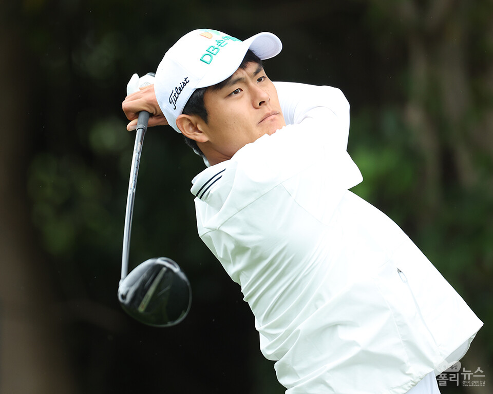 장희민이 9번 홀에서 힘차게 티샷을 날리고 있다.