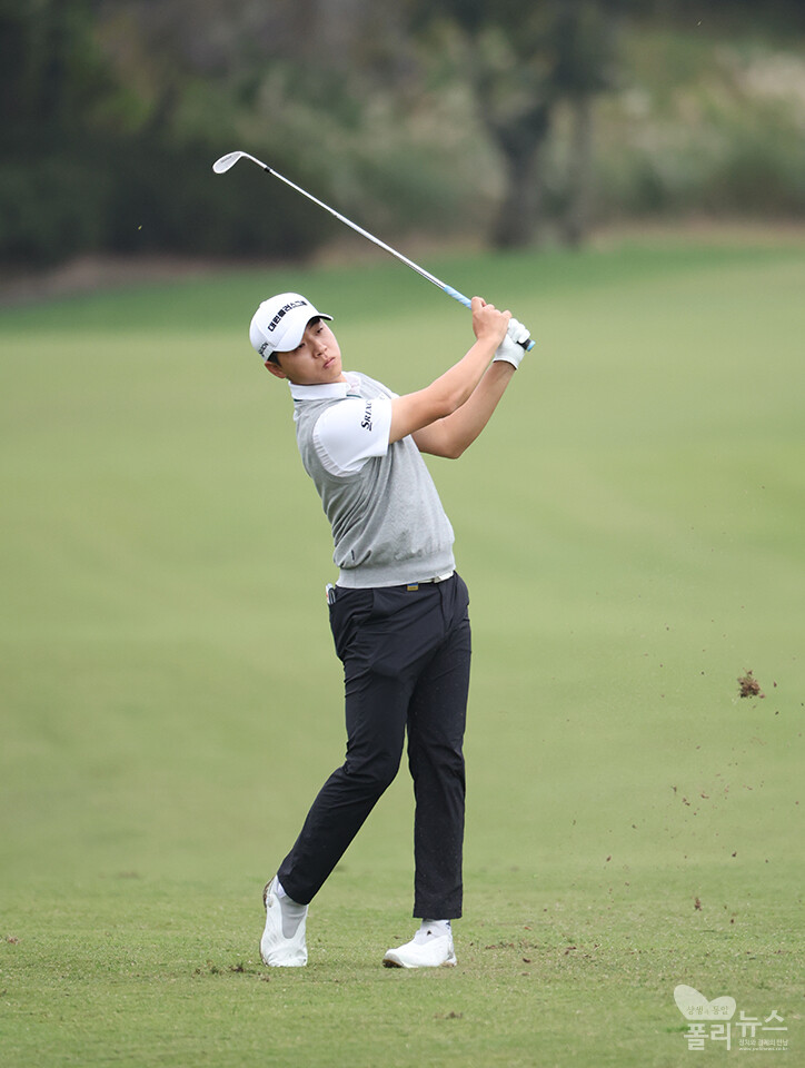 최찬이 8번 홀에서 서드샷을 날리고 있다.