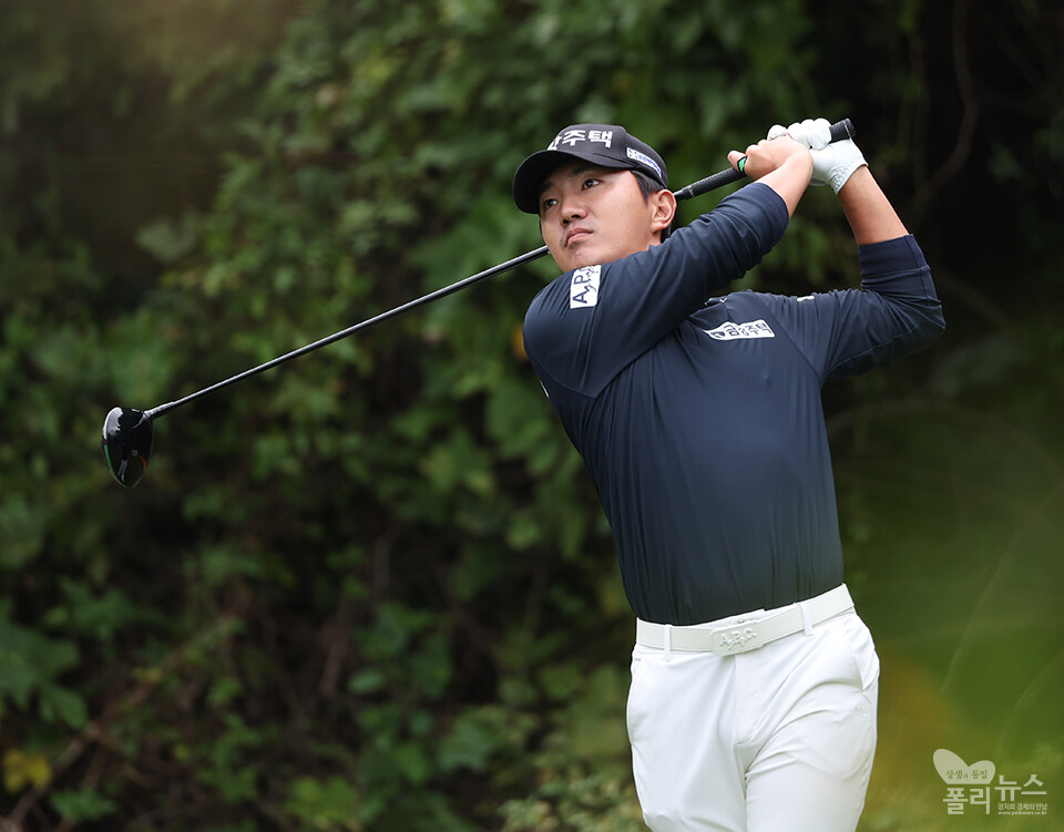 옥태훈이 2번 홀에서 티샷을 날리는 장면