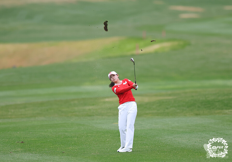 황유민이 1번 홀에서 아이언샷을 날리고 있다. [사진=KLPGA]