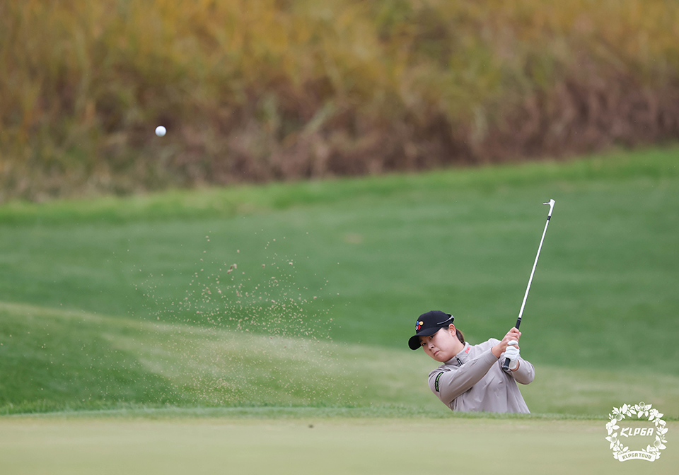 홍정민이 2번 홀에서 벙커샷을 하고 있다 . [사진=KLPGA]