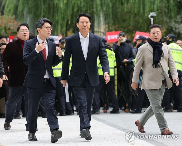 오세훈 서울시장은 11월 8일 민중기 특별검사팀의 조사를 받은 후 "기존 주장이 양쪽 다 되풀이됐다"며 "대납한 사실이 없다는 부분을 중점으로 소명했다"고 말했다. [사진=연합뉴스]