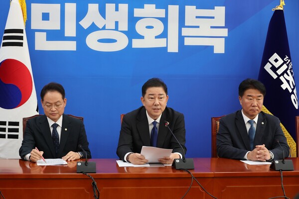 더불어민주당 김병기 원내대표가 9일 서울 여의도 국회에서 국정감사 종합평가와 11월 국회 운영과 관련해 기자간담회를 하고 있다. 왼쪽부터 허영 원내정책수석부대표, 김병기 원내대표, 이기헌 원내대표 비서실장. [사진=연합뉴스]