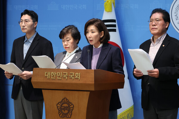 국민의힘 소속 국회 법제사법위원회 의원인 박준태(왼쪽부터)·조배숙·나경원·송석준 의원이 9일 서울 여의도 국회 소통관에서 검찰의 대장동 개발 비리 사건의 항소 포기에 대한 대통령실 개입 등 '윗선 지시' 의혹을 제기하고 있다. [사진=연합뉴스]