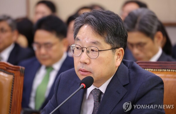 노만석 검찰총장 직무대행이 10월 27일 서울 여의도 국회 법제사법위원회에서 열린 2025년 국정감사에서 의원 질의에 답하고 있다. [사진=연합뉴스]