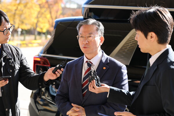 정성호 법무부 장관이 10일 오전 정부과천청사 법무부로 출근하며 검찰의 '대장동 항소 포기' 결정과 관련한 입장을 밝히고 있다. [사진=연합뉴스]