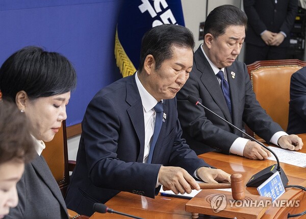 더불어민주당 정청래 대표가 10일 국회에서 열린 최고위원회의에서 회의시작 의사봉을 두드리고 있다. [사진=연합뉴스]