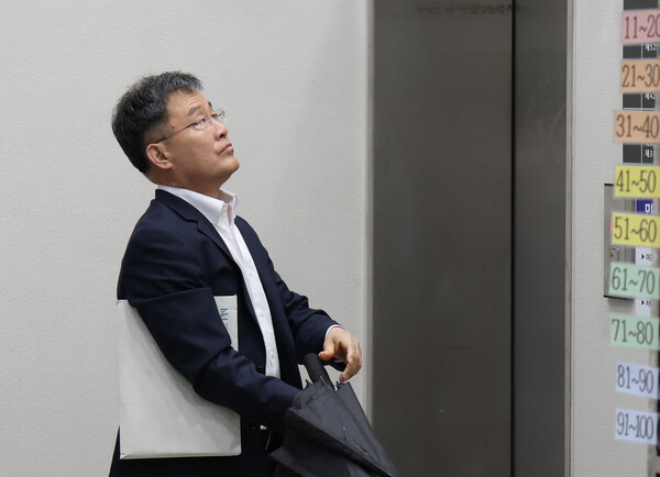 대장동 개발 수익을 은닉한 혐의를 받는 화천대유자산관리 대주주 김만배 씨가  2024년 4월 서울 서초구 서울중앙지방법원에서 열린 1심 속행공판에 출석하고 있는 모습. [사진=연합뉴스]