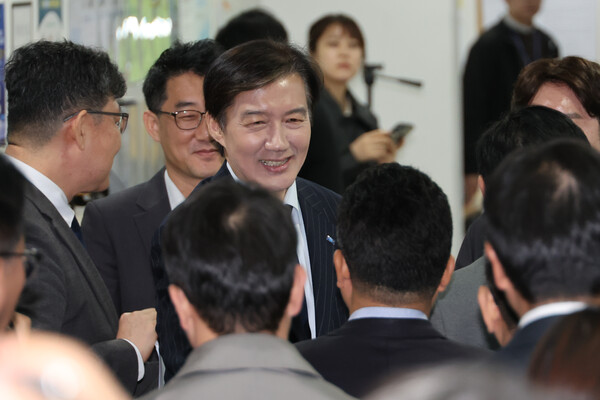 조국혁신당 조국 비상대책위원장이 10일 서울 여의도 국회 소통관에서 당대표 출마 기자회견을 하기위해 도착해 이전 기자회견을 마친 여당 의원들과 인사하고 있다. 혁신당은 23일 전당대회를 열고 대표와 최고위원 등 새 지도부를 선출한다. [사진=연합뉴스]