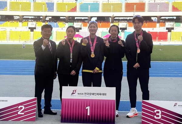 육상의 신현진 선수(왼쪽에서 세번째) / 사진=포항시