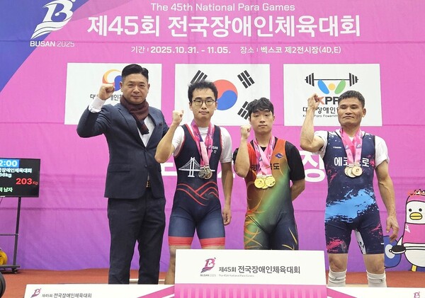 역도 신동민 선수(왼쪽에서 세번째) / 사진=포항시