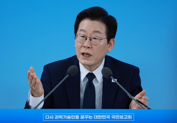 이재명 대통령이 7일 대전 유성구 국립중앙과학관에서 열린 '다시 과학기술인을 꿈꾸는 대한민국' 국민보고회에서 토론을 주재하고 있다. [사진=연합뉴스]