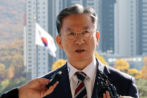  정성호 법무부 장관이 10일 오전 정부과천청사 법무부로 출근하며 검찰의 '대장동 항소 포기' 결정과 관련한 입장을 밝히고 있다. [사진=연합뉴스]