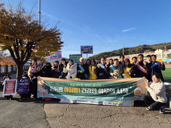 충청남도천안교육지원청과 천안YWCA와 함께 광풍중학교에서 청소년 아침식사 독려 캠페인 '얘들아, 밥 먹자!'를 진행했다./사진=천안교육지원청 제공