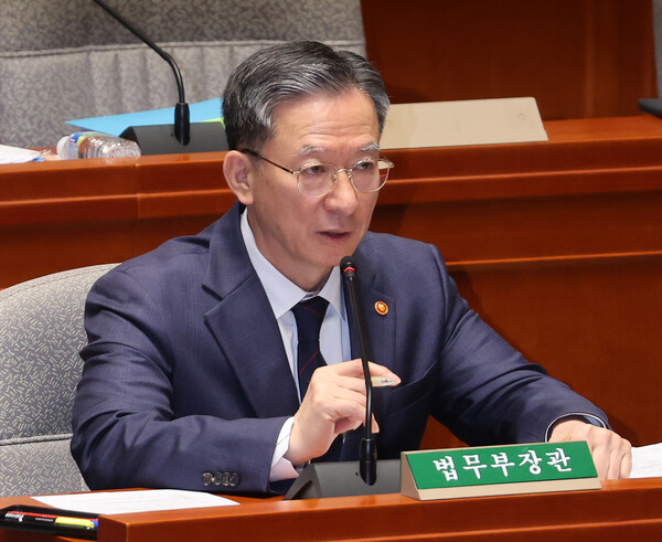  정성호 법무부 장관이 12일 국회에서 열린 예산결산특별위원회 전체회의에 출석해 대장동 사건 항소 포기 관련 질의에 답하고 있다. [사진=연합뉴스]