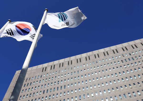 검찰의 대장동 개발 비리사건 항소 포기와 관련해 일선 검사장들이 노만석 검찰총장 권한대행에게 '항소포기 지시경위·근거' 등 상세 설명을 요구하는 입장문을 낸 10일 서울 서초구 서울중앙지방검찰청에 검찰기와 태극기가 펄럭이고 있다. [사진=연합뉴스]