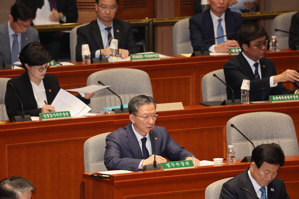 정성호 법무부 장관이 12일 국회에서 열린 예산결산특별위원회 전체회의에 출석해 대장동 사건 항소 포기 관련 질의에 답하고 있다.  [사진=연합뉴스]