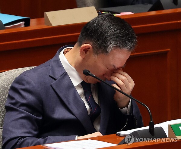 정성호 법무부 장관이 11월 12일 국회에서 열린 예산결산특별위원회 전체회의에 출석해 눈가를 만지고 있다. 정 장관은 이날 대장동 사건 재판에 대한 검찰의 항소 포기와 관련해 "항소에 반대한 것은 없다"며 대통령실과도 상의하지 않았다는 입장을 밝혔다. [사진=연합뉴스]