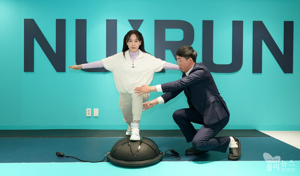 전 국가대표 이명승 자문위원에게 보수볼 원포인트 받는 정새별 아나운서