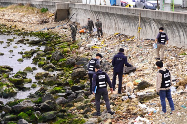 포항해양경찰서와 유관 기관들이 12일 북부권 해안 일대에서 민관 합동 수색을 실시했다. / 사진=포항해양경찰서