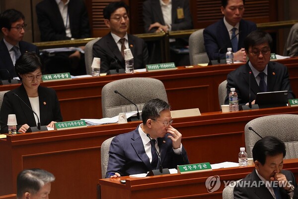 정성호 법무부 장관이 13일 국회에서 열린 예산결산특별위원회 전체회의에 출석해 있다.