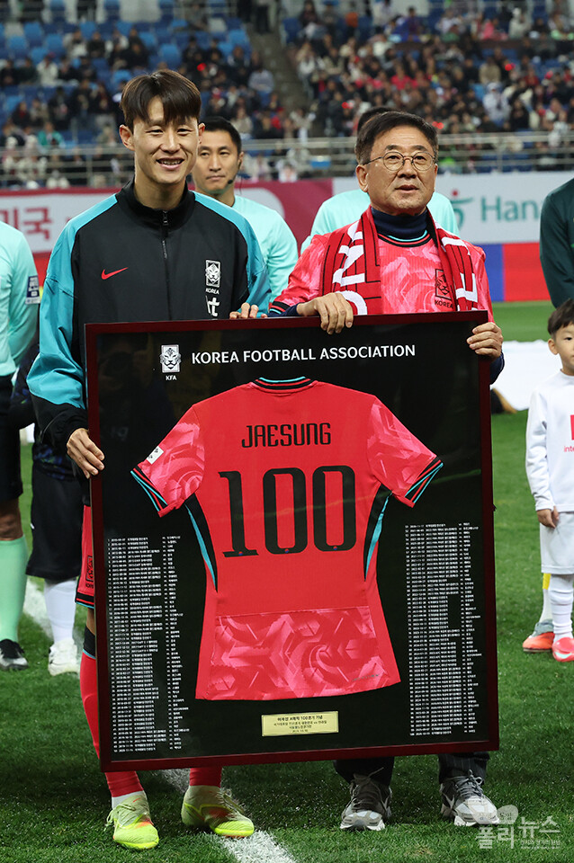 이재성이 아버지와 함께 기념 촬영을 하고 있다.