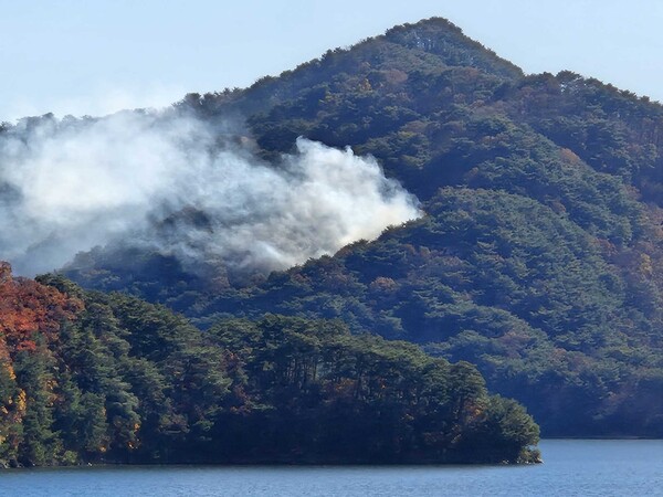 지난  10일 낮 강원 화천군 간동면 방천리에서 산불이 나 산림·소방 당국이 진화 작업을 벌이고 있다.  [사진=강원특별자치도소방본부 제공]