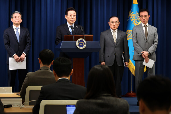 이재명 대통령이 14일 서울 용산 대통령실 기자회견장에서 한미 팩트시트 타결과 관련해 발표하고 있다. 왼쪽부터 김용범 정책실장, 이재명 대통령, 위성락 국가안보실장, 이규연 홍보소통수석. [사진=연합뉴스]