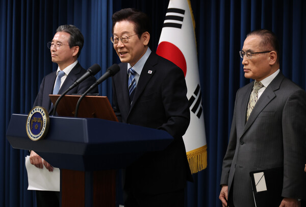 이재명 대통령이 14일 서울 용산 대통령실 기자회견장에서 한미 팩트시트 타결과 관련해 발표를 마친 뒤 취재진 질문에 답하고 있다. 왼쪽부터 김용범 정책실장, 이재명 대통령, 위성락 국가안보실장. [사진=연합뉴스]