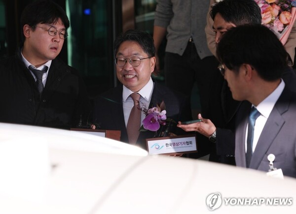 퇴임식을 마친 노만석 검찰총장 직무대행이 14일 서울 서초구 대검찰청을 나서고 있다 [사진=연합뉴스]